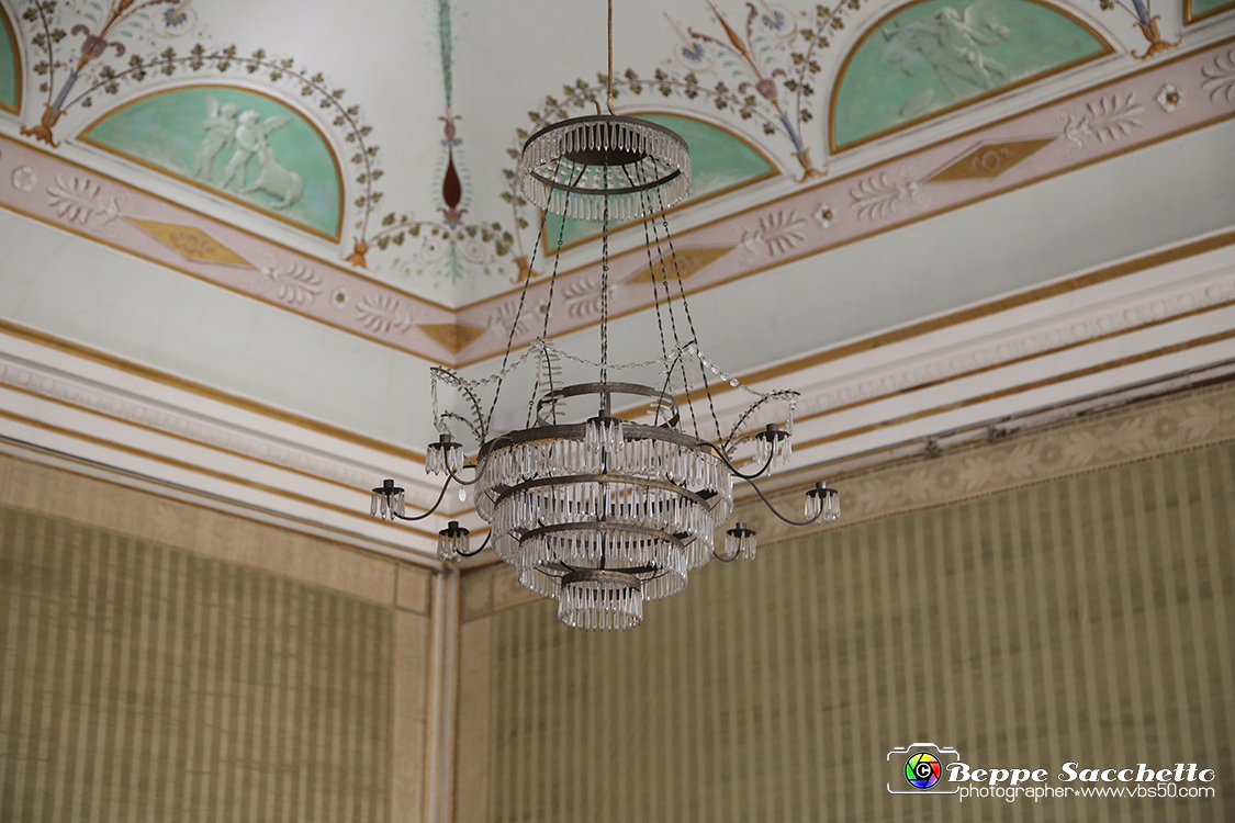 VBS_6521 - Villa Pisani - Stra (Venezia).jpg - SALA DI MARIA ANNA CAROLINA  Stanza intitolata a Maria Anna Carolina, sposa di Ferdinando figlio di Francesco i d'Austria. II soffitto è decorato dal pittore Bevilacqua con quattordici danzatrici con timpani e tamburelli e una sequenza di lunette con amorini; le pareti sono rivestite di una tappezzeria originaria dell'epoca. 
